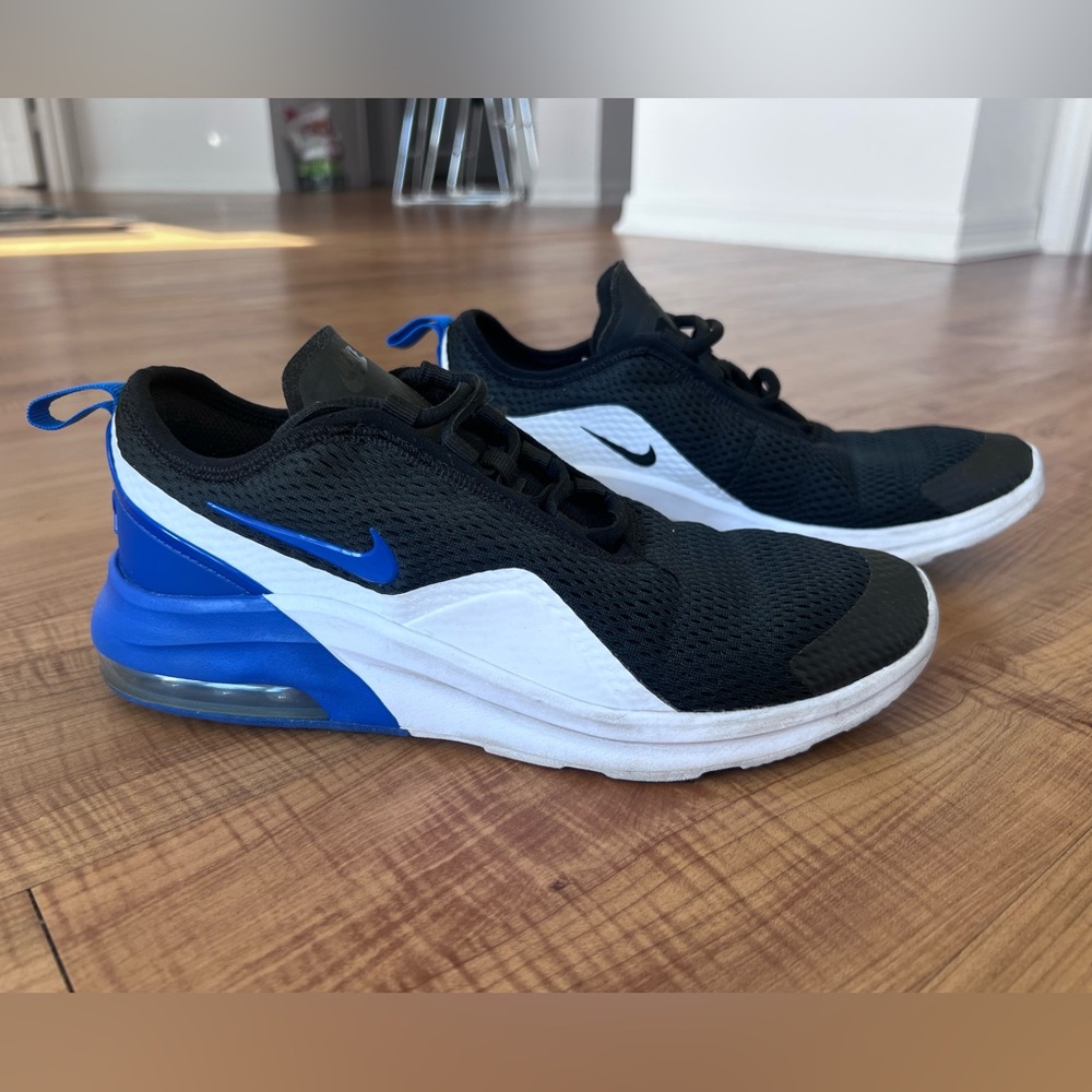 Nike air max motion 2 size 6.5 youth (8 women’s) (6.5 men’s)
